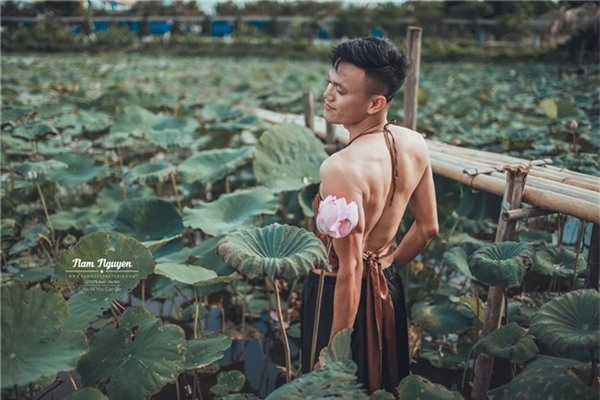 Bộ ảnh hoa sen độc và điên của hai chàng trai gây bão mạng
