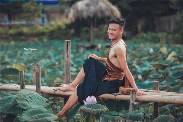 Bộ ảnh hoa sen độc và điên của hai chàng trai gây bão mạng