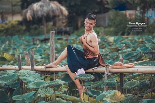 Bộ ảnh hoa sen độc và điên của hai chàng trai gây bão mạng