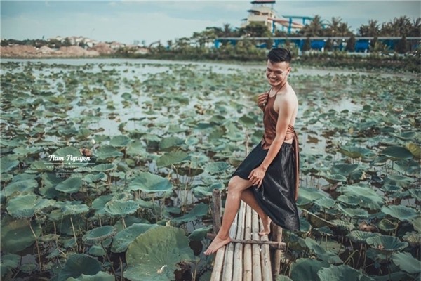 Bộ ảnh hoa sen độc và điên của hai chàng trai gây bão mạng