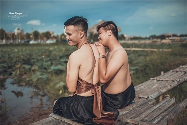 Bộ ảnh hoa sen độc và điên của hai chàng trai gây bão mạng