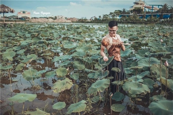 Bộ ảnh hoa sen độc và điên của hai chàng trai gây bão mạng