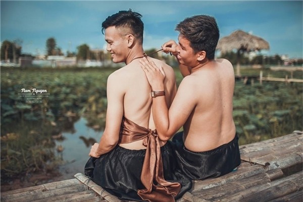 Bộ ảnh hoa sen độc và điên của hai chàng trai gây bão mạng