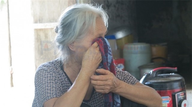 Nỗi đau của bà nội cháu bé đớn bị nhân lên bởi những hành động của các bảo vệ tại bệnh viện.