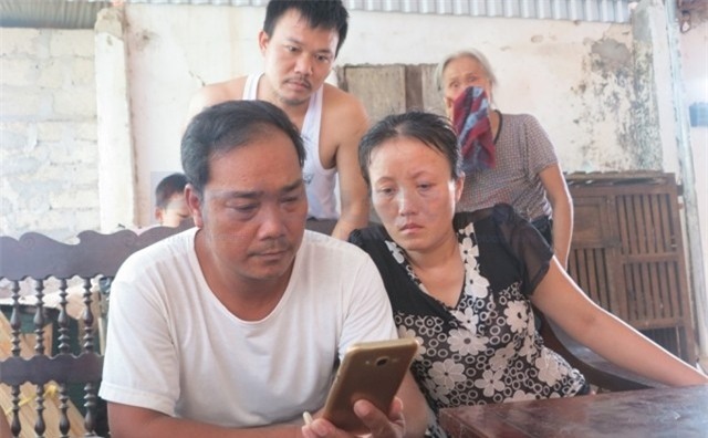 Gia đình cháu bé xem video Phó giám đốc bệnh viện nhi trả lời về vụ việc.