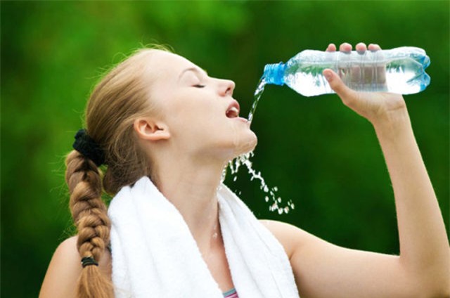 5 sai lầm thường mắc khi bổ sung nước cho cơ thể - Ảnh 1.