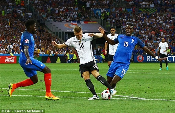 Pháp 2-0 Đức: Cả thế giới chống lại Cỗ xe tăng - Ảnh 3.