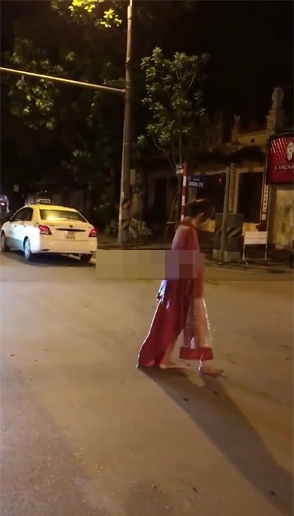 Người đàn bà mặc áo mưa đi giữa phố Hà Nội gây chú ý - Ảnh 2.