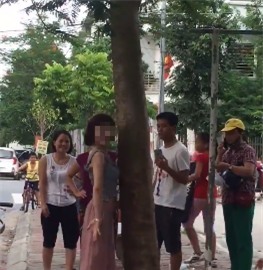 Người đàn bà mặc áo mưa đi giữa phố Hà Nội gây chú ý - Ảnh 3.