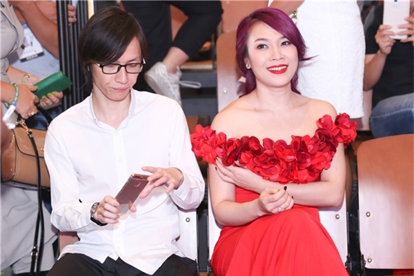 Cô diện chiếc đầm trễ vai tông đỏ rực rỡ. - Tin sao Viet - Tin tuc sao Viet - Scandal sao Viet - Tin tuc cua Sao - Tin cua Sao