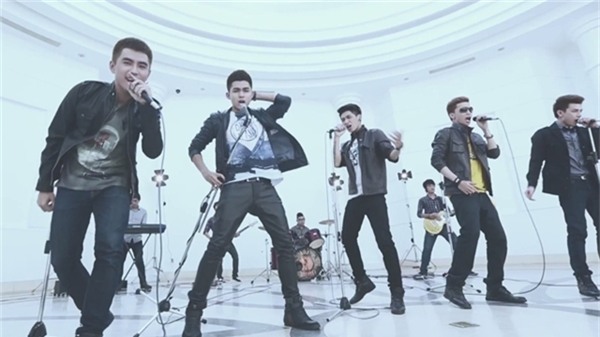 Sự thay đổi về dòng nhạc đã giúpNơi anh không thuộc về trở thành một hit lớn của 365 trong năm 2013, liên tục dẫnđầu các bảng xếp hạngâm nhạc và giúp nhóm gặt hát được nhiều giải thưởng. - Tin sao Viet - Tin tuc sao Viet - Scandal sao Viet - Tin tuc cua Sao - Tin cua Sao