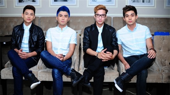 Tháng 9/2013, thành viênTronie bất ngờ rút khỏi nhóm vì bất hòa với công ty.Vụ việc giữa anh và