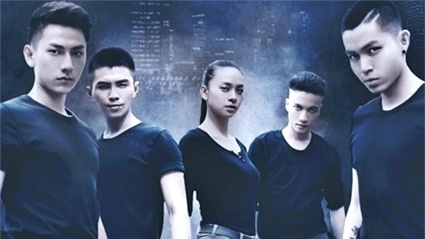 MVÁc mộngđược thực hiện vào tháng 3/ 2014, với kỹ thuật quay phim nhựađiện ảnh, khán giảmãn nhãn với các pha hành động được thực hiện bởi các thành viên trong nhóm và “đả nữ” Ngô Thanh Vân. - Tin sao Viet - Tin tuc sao Viet - Scandal sao Viet - Tin tuc cua Sao - Tin cua Sao