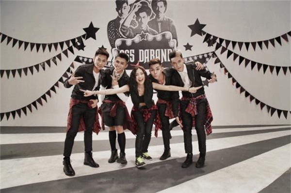 Vượt ra khỏi khuôn khổ của một bài nhạc phim,Hai cô tiênđã đưa tên tuổi 365 phủ sóng khắp các mặt trận trong năm 2015. Đây có thể nói là bản hit thành công nhất của nhóm. - Tin sao Viet - Tin tuc sao Viet - Scandal sao Viet - Tin tuc cua Sao - Tin cua Sao