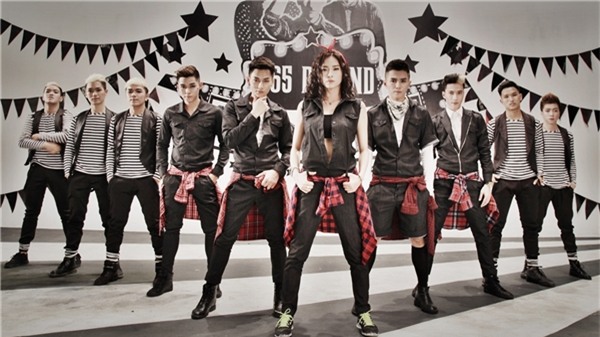 Điều tạo nên sức hấp dẫn cho ca khúcnằm ở giai điệu bắt tai, ca từ lạ lẫm cùng màn vũ đạo “lái xe” độc đáo, ấn tượng. - Tin sao Viet - Tin tuc sao Viet - Scandal sao Viet - Tin tuc cua Sao - Tin cua Sao