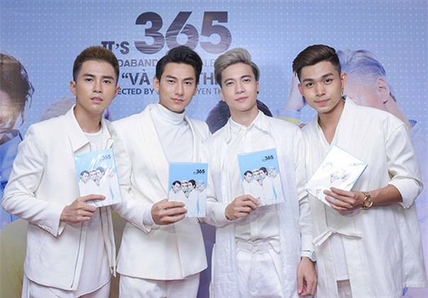 Đầu năm 2016, nhóm 365 ra mắt album đánh dấu 5 năm thành lập với chủ đề It's 365, đây được xem là album mang nhiều sự đột phá của nhóm. Bên cạnh album, 4 chàng ca sĩ điển trai còn ra mắt MV Và như thế với câu chuyện về một mối tình xuyên không thú vị. - Tin sao Viet - Tin tuc sao Viet - Scandal sao Viet - Tin tuc cua Sao - Tin cua Sao