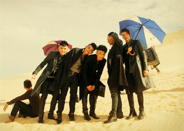 Nằm trong dự án mini album 1.5 The invasion,Ai đó đêm nay(Get on the floor) là “con át chủ bài” của 365nhằm chiêu đãi các fan. Ca khúc đậm chất dance/electronic, là sản phẩm hợp tác cùngbộ đôi Hoàng Touliver và JustaTee -hai nhân tố đình đám trong giới Underground Hà Nội. - Tin sao Viet - Tin tuc sao Viet - Scandal sao Viet - Tin tuc cua Sao - Tin cua Sao