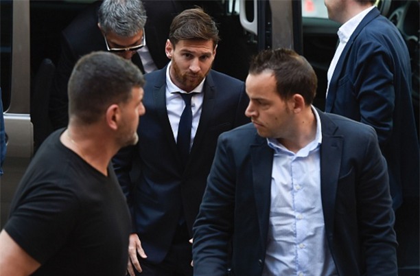 Khong can vo dich EURO, Ronaldo van co Qua bong vang hinh anh 2