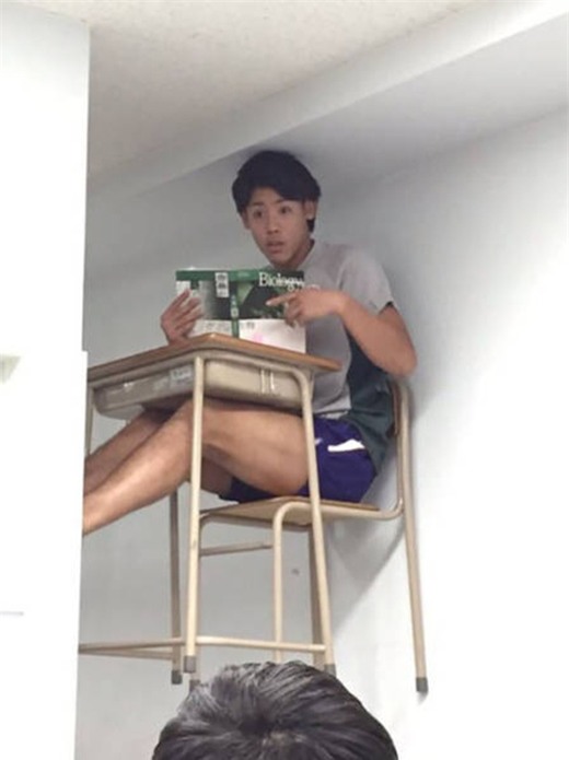 Học sinh cá biệt của lớp, phải leo lên tường ngồi mới chịu.