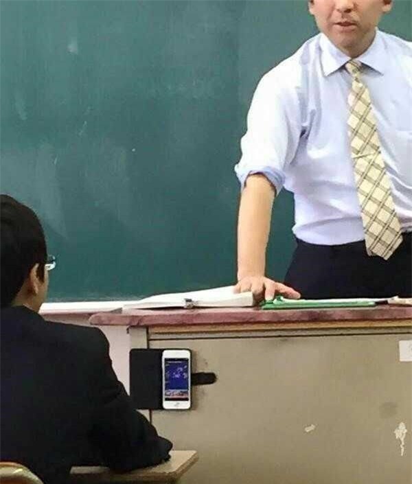 Để có thể thoải mái dùng điện thoại di động trong lớp, phải nhớ nơi nguy hiểm nhất chính là nơi an toàn nhất.