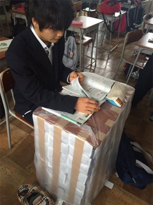 Trời lạnh nên bạn ấy đã nghĩ ra cách giữ ấm thế này chăng?