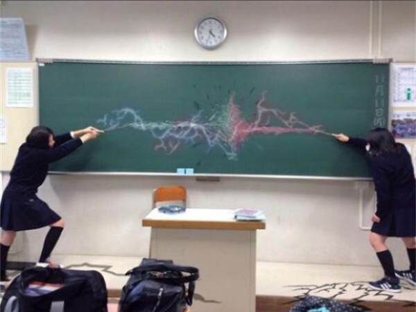 Tranh thủ cuối giờ có hai bạn nữ thi triển phép thuật này, có ai đi méc thầy không?