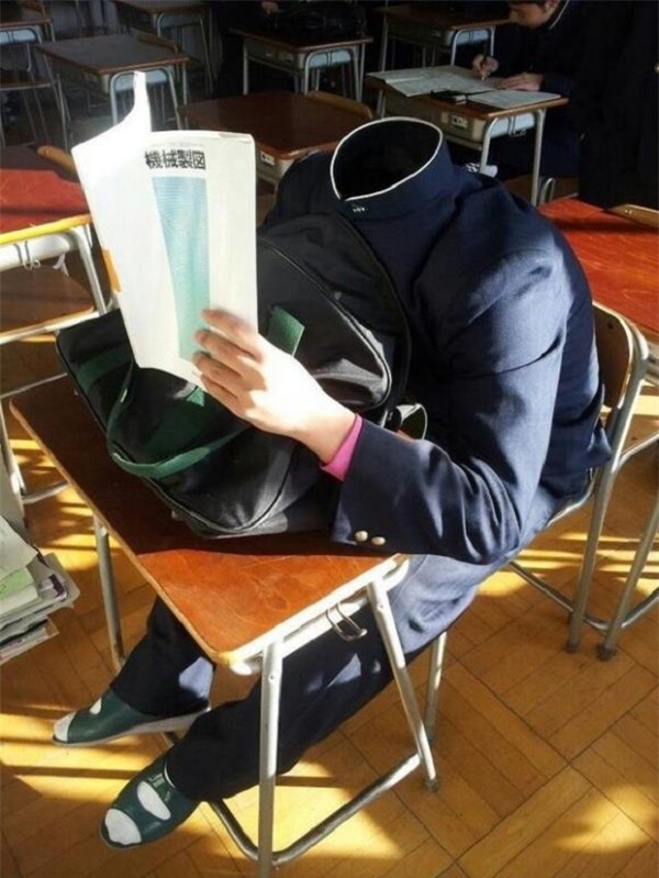 Một cách ngủ trộm trong giờ học mà không một ai có thể phát hiện ra.