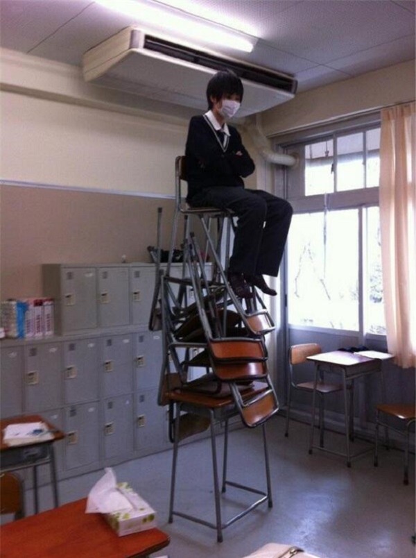 Lớp nào có lớp trưởng thì mặc kệ, lớp này chỉ có vua thôi.