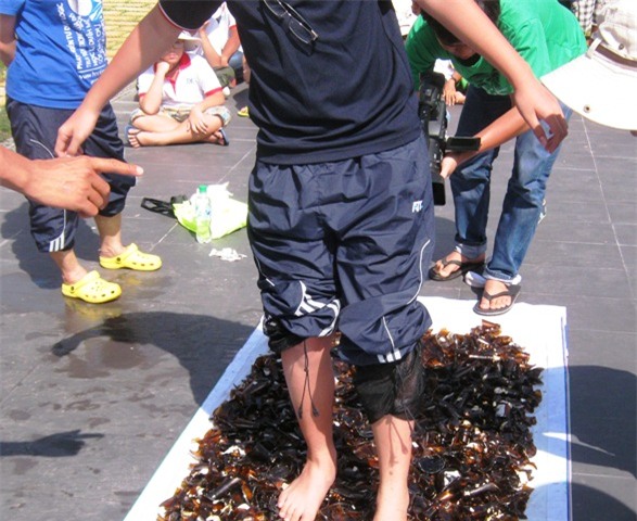 Học trò đi trên mảnh chai trong một chương trình về kỹ năng sống (Ảnh minh họa: Hoài Nam)