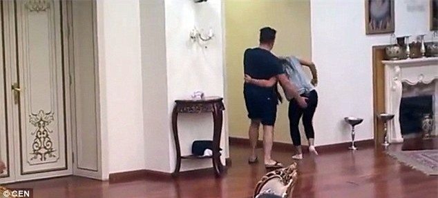 Tham gia show hút khách, chồng đánh đập, bóp cổ vợ dã man trên sóng truyền hình trực tiếp - Ảnh 3.