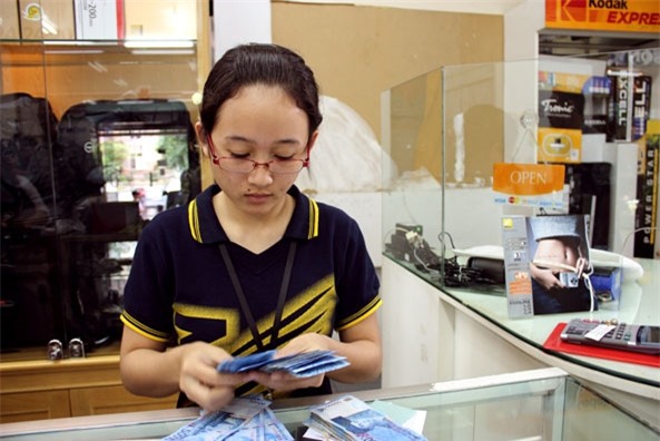 Họ vẫn phải làm thêm để đỡ gánh nặng cho gia đình. (Ảnh minh họa - Nguồn: Internet)