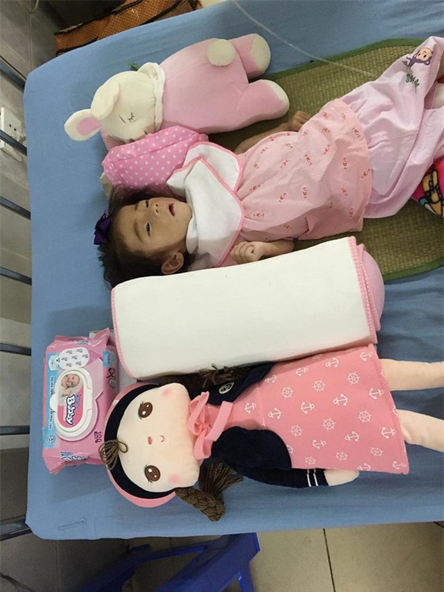 Cảm động chuyện 9X Lào Cai chăm sóc bé 14 tháng tuổi nặng 3,5kg như con ruột - Ảnh 1.