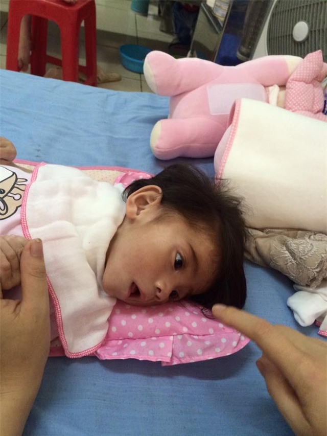 Cảm động chuyện 9X Lào Cai chăm sóc bé 14 tháng tuổi nặng 3,5kg như con ruột - Ảnh 2.