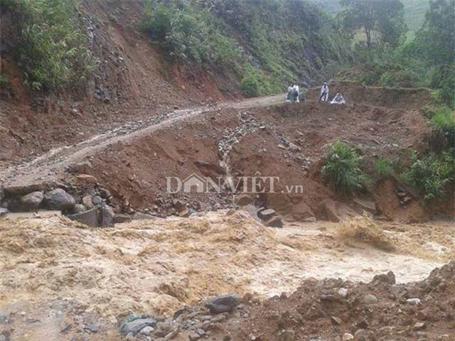 nhan chung ke giay phut lu du cuon phang 2 nguoi o yen bai hinh anh 1