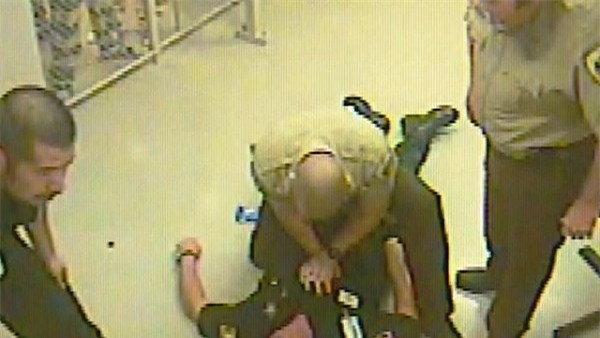 Tù nhân phá cửa buồng giam để cứu quản giáo bị đau tim - Ảnh 3.