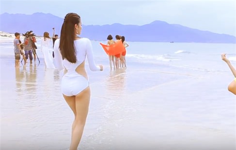 Phạm Hương lộ nhược điểm khi diện bikini nóng bỏng tại The Face - Ảnh 1.
