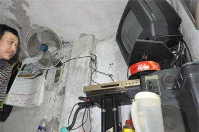 Cuộc sống chật hẹp của người chồng phố cổ bị vợ bỏ trong căn nhà 5m2 - Ảnh 3.