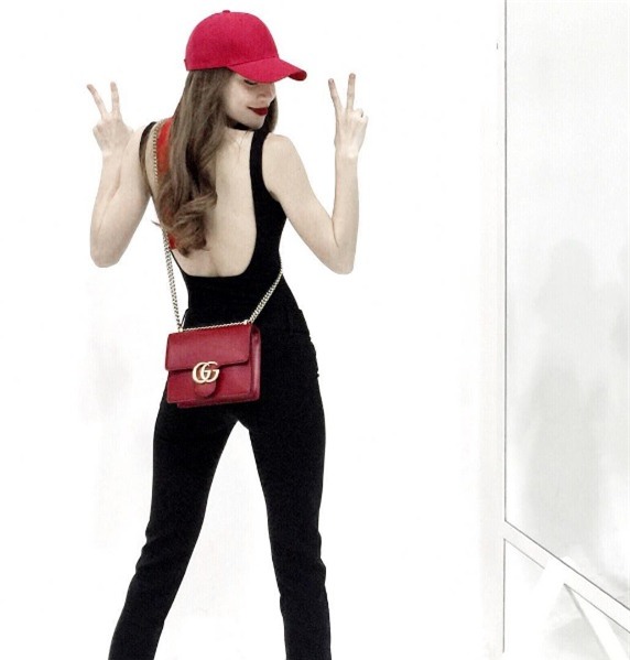 mu 550 ngan cua ho ngoc ha dang duoc cac co gai san lung - 1