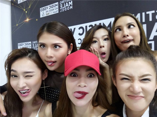 mu 550 ngan cua ho ngoc ha dang duoc cac co gai san lung - 6