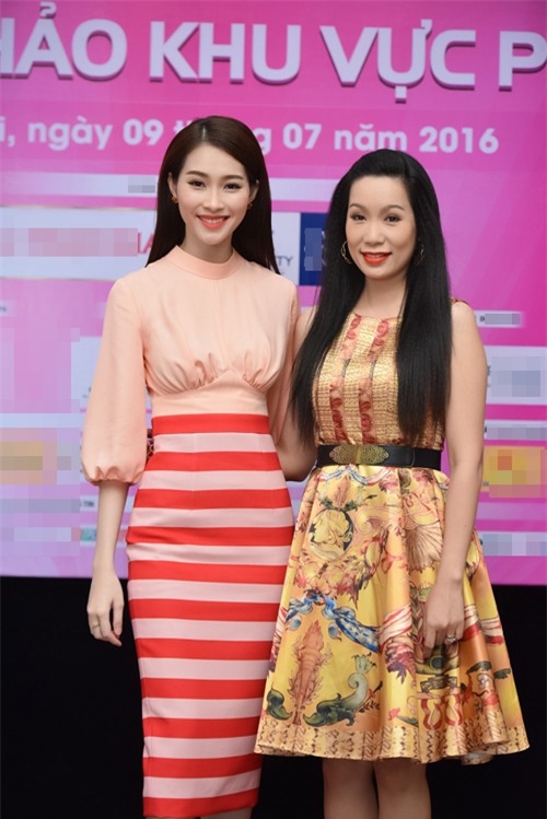 Thu Thảo rạng rỡ hội ngộ với Á hậu Việt Nam 1994 Trịnh Kim Chi. Cả hai sẽ cùng hội đồng giám khảo chọn ra những gương mặt nổi bật cho vòng chung khảo phía Bắc, diễn ra tại Tuần Châu, Quảng Ninh. Đêm chung khảo diễn ra tối 17/7 với các phần thi áo dài, bikini và dạ hội.