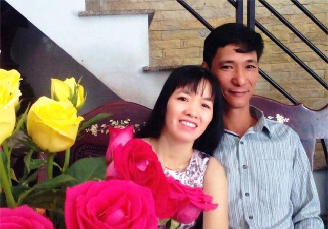 Vợ chồng anh Khương tằn tiện cóp nhặt bằng nghề may gia công vừa chăm hai con vừa mới sửa được căn nhà tươm tất.