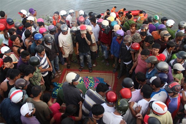 Thi the hai cha con om nhau duoi day ho hinh anh 1