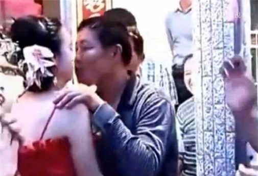 Con dâu hôn bố chồng ngay trước mặt chú rể trong đám cưới gây tranh cãi - Ảnh 1.