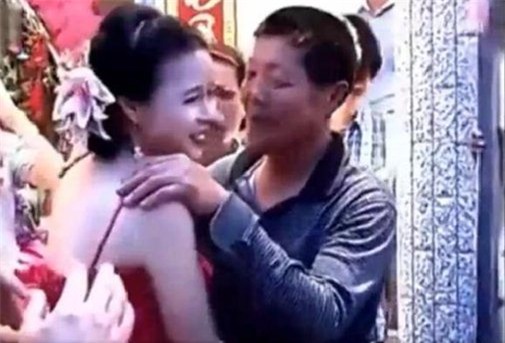 Con dâu hôn bố chồng ngay trước mặt chú rể trong đám cưới gây tranh cãi - Ảnh 2.