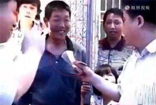 Con dâu hôn bố chồng ngay trước mặt chú rể trong đám cưới gây tranh cãi - Ảnh 3.