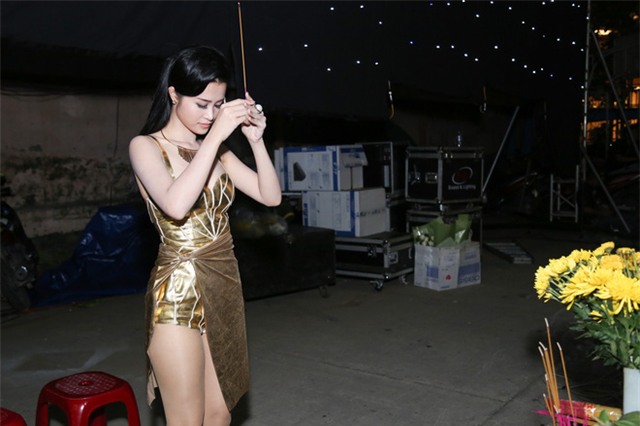 Đông Nhi gặp sự cố, té ngã ngay trên sân khấu - Ảnh 3.