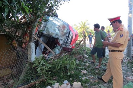 Đang ngủ, bị xe khách tông sập nhà, tường đè lên người - Ảnh 1.