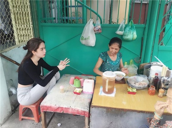 Trên trang cá nhân của mình, “nữ hoàng nội y” thường xuyên đăng tải hình ảnh bình dị những lúc cô xuống phố cùng bạn bè. - Tin sao Viet - Tin tuc sao Viet - Scandal sao Viet - Tin tuc cua Sao - Tin cua Sao