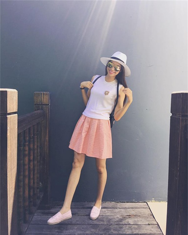 Trái ngược hình ảnh lộng lẫy khi đi sự kiện, Phạm Hương ở bên ngoài khá giản dị và trẻ trung.