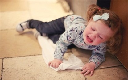 xử trí khi con ăn vạ, làm gì khi con ăn vạ, con hay ăn vạ, con hay khóc